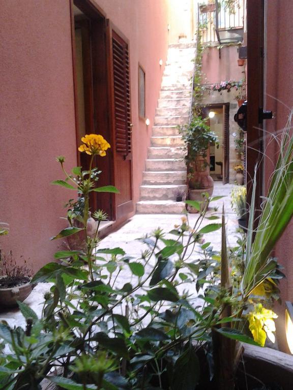 Апартаменти Il Cortile Fiorito Трапані Екстер'єр фото
